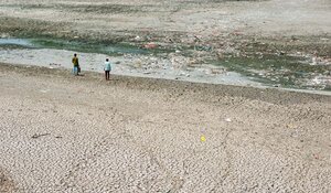 Neu-Delhi, Indien, 8. Mai 2022: Getrockneter Yamuna-Fluss im Sommer, Wasserkrise in Delhi im Sommer © Shutterstock/pradeepgaurs