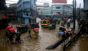 Sylhet, Bangladesch - 16. Juni 2022: Die Stadt Sylhet ist überschwemmt durch starke Regenfälle und Hügel © Shutterstock/hm shahidul islam