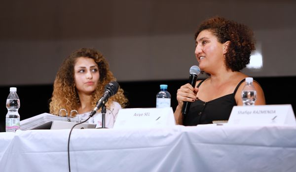 Farzana Niazi und Asiye Sel, © OXUS TV/Tanya Kayhan 