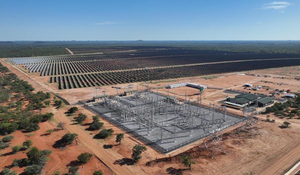 Solarpark bei Selebi-Phikwe im Osten Botswanas. Eigentümer und Entwickler ist der norwegische Energiekonzern Scatec; die Botswana Power Corporation (BPC) bezieht den Strom über einen 25-jährigen Stromabnahmevertrag (PPA). © Shutterstock/Bashi Kikia Solarpark bei Selebi-Phikwe im Osten Botswanas. Eigentümer und Entwickler ist der norwegische Energiekonzern Scatec; die Botswana Power Corporation (BPC) bezieht den Strom über einen 25-jährigen Stromabnahmevertrag (PPA). © Shutterstock/Bashi Kikia