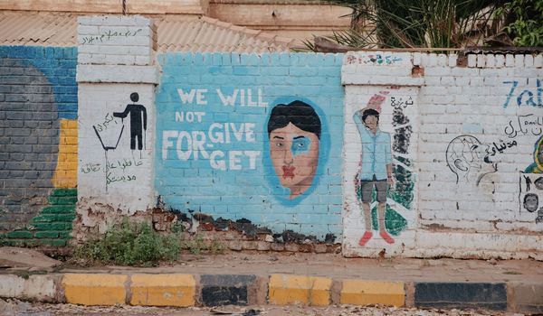 "Wir werden weder vergeben noch vergessen“ - Revolutionäre Wandmalereien nahe der Nile Street in Khartoum, am 6.11.2019, © Helena Lea Manhartsberger