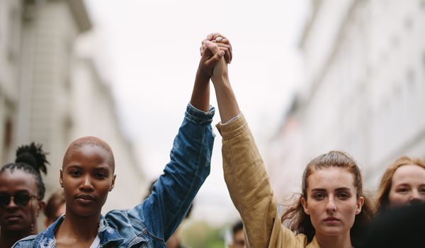 Frauen gemeinsam, © iStock/jacoblund