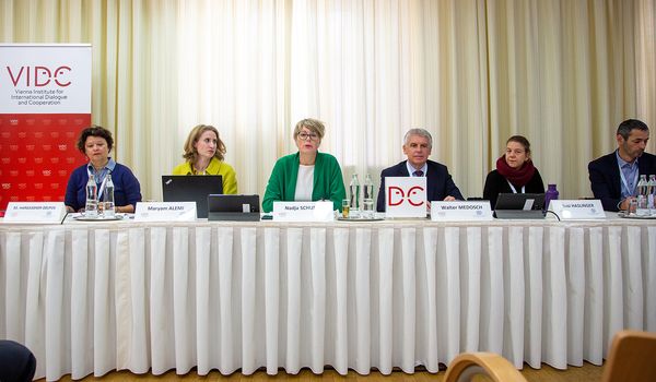 Podium (von links nach rechts): Manuela Hargassner-Delpos, Maryam Alemi, Nadja Schuster, Walter Medosch, Susi Haslinger, Stephan Wöckinger © Patrizia Gapp