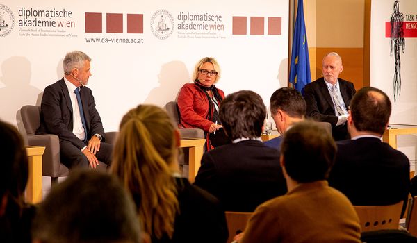 Moderator Wolfgang Spadinger, Evelyn Probst, Daniel Thelesklaf © Patrizia Gapp