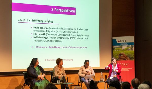 Plenumsdiskussion mit Paula Banerjee, Karin Fischer, Nelly Busingye und Ellen Lamakh © PFZ 