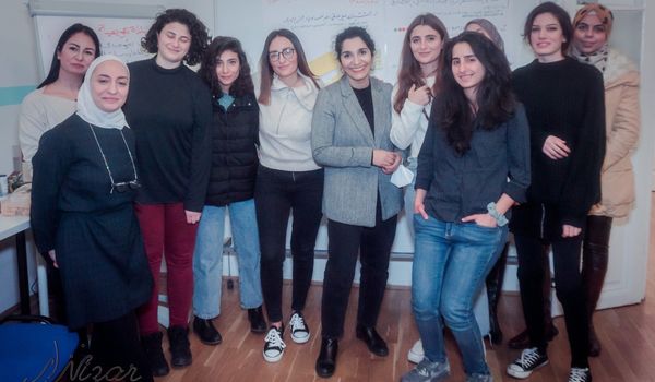 Bezirksvorsteherin Saya Ahmad bei Ana Aktivistin © Nizar Al-Hussan